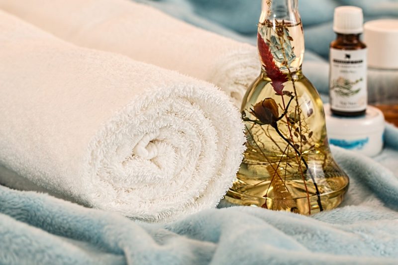 Ręczniki i kosmetyki w domowym spa