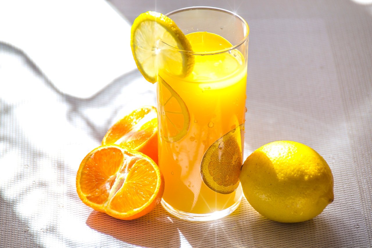 Owoce i sok z witaminą C.
